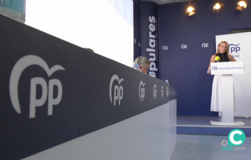 La Secretaria General PP atiende a los medios durante la rueda de prensa de este jueves