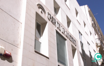 Fachada del centro en la calle Cánovas de  Castillo