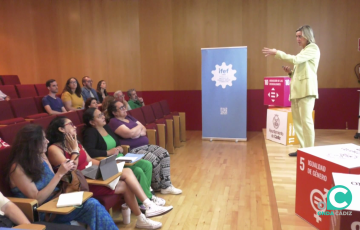 Un momento de la intervención durante el transcurso del acto 