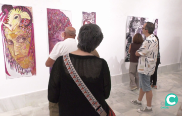 Visitantes en la jornada observan las obras durante la inauguración de la muestra