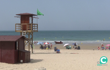 Torreta de vigilancia y zodiac en el litoral urbano de la ciudad 