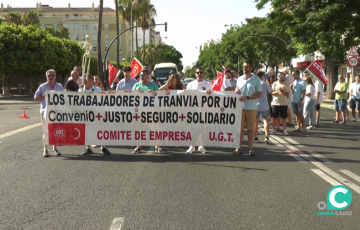 Marcha de protesta de lso trabajadores este lunes por la avenida principal de la capital gaditana