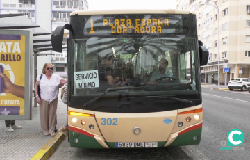 Viajeros suben a uno de los vehículos de servicios mínimos en una de las paradas de la avenida