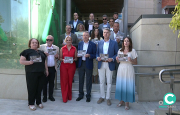 Foto al final de acto informativo celebrado en la capital gaditana
