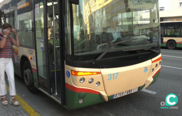 Normalidad en las paradas de trasnporte urbano este martes en la capital gaditana