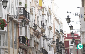 Fachadas de inmuebles del centro de la capital gaditana