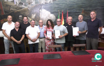 Representantes de trabajadores y del Ayuntamiento tras la rúbrica