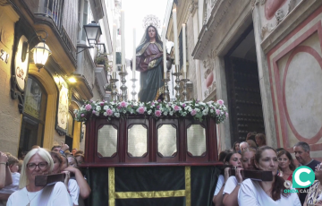 Momento de la salida desde su templo en la calle Rosario arropada por decenas de fieles