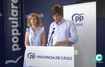  Elvira Velasco, y Miguel Sastre durante su intervención este jueves en la sede en la capital gaditana