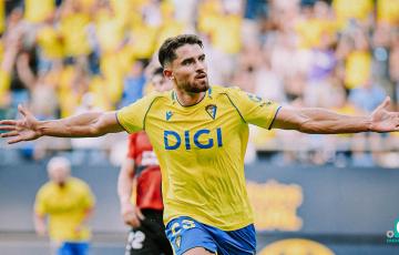Álvaro García Pascual celebra el tanto de la victoria (Foto: Cádiz CF)