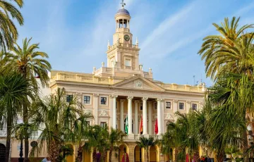 Fachada del Ayuntamiento de Cádiz. 