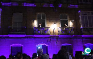 Los cantaores Macarena 'La Negra' y Cisco 'Sinelando' desde el balcón de la calle Santo Domingo. 