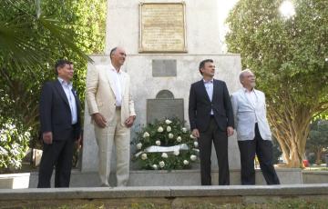 Momento de la ofrenda floral a los pies de la estatua al general