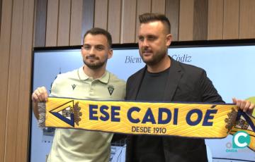 Tabatadze posa junto al Director Deportivo del Cádiz CF, Juan Cala