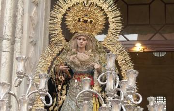 La Virgen de la Esperanza de Cigarreras saliendo de la Catedral