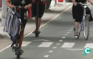 Patinetes circulando por el carril bici del Paseo Marítimo