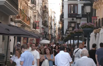 Gente en la calle Nueva 