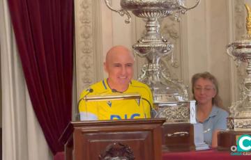 Maldini ha finalizado el acto con la camiseta del Cádiz CF