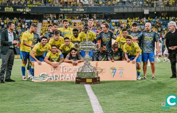 Los jugadores celebran el undécimo Trofeo Carranza (Foto: Cádiz CF)