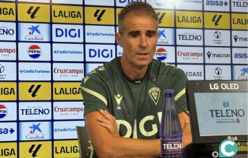 Gaizka Garitano durante su intervención en la sala de prensa de la Ciudad Deportiva Bahía de Cádiz