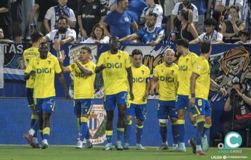 Los jugadores cadistas celebran el tanto del empate (Foto: La Liga)