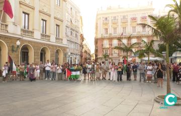 Imagen de la cacerolada en la Plaza de San Juan de Dios 