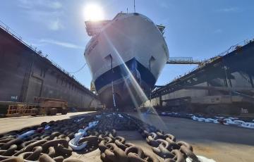 El buque 'Global Mercy' en los astilleros de Navantia en Cádiz.