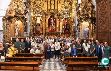 La comitiva y primera plantilla del Cádiz CF posa en su ofrenda a la Patrona (Foto: Cádiz CF)
