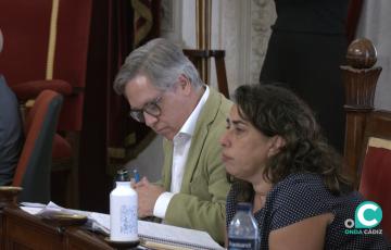 Bancada socialista en el salón de plenos del Ayuntamiento de Cádiz. 