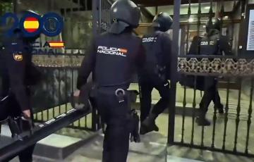 Agentes en una operación contra la trata de mujeres en la capital gaditana el pasado mes de mayo