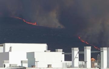 Medios terrestres y aéreos operan en el incendio declarado en el paraje Sierra de la Plata