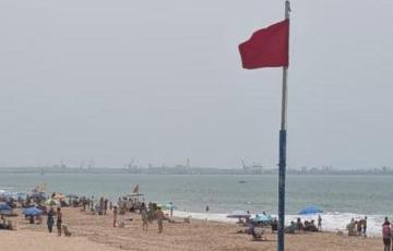 Bandera roja en el litoral portuense