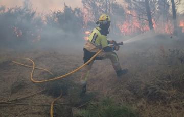 La lucha contra las llamas sigue incesante en el noroeste de España
