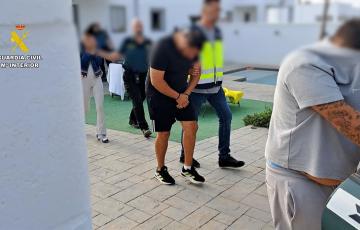 Los arrestados conducidos por miembros de la Guardia Civil