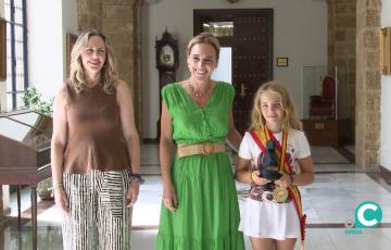 Almudena Martínez recibe a la joven Rebeca Bello, campeona de España de Doma Clásica en la categoría de Poni A.