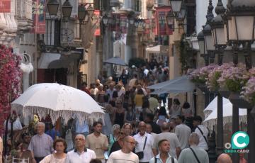 Viandantes por las calles de Cádiz. 