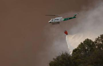 Medios aéreos trabajando en el siniestro en la zona del Estrecho