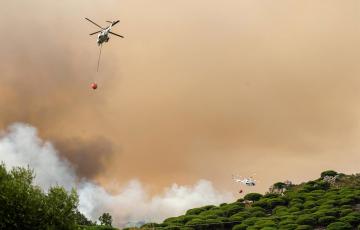 Aeronaves en el incendio del paraje La Peña, en Tarifa.