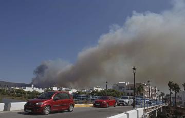 Varios vehículos salen de Atlanterra y Zahara de los Atunes bajo el humo del siniestro