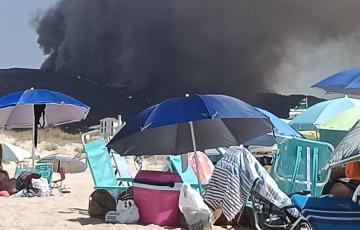 Vista del siniestro desde la playa de Zahara
