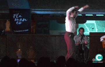 Marco Flores, sobre el escenario del Castillo de Santa Catalina. 