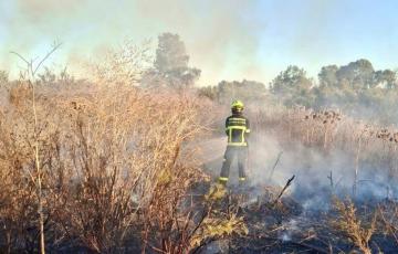 Un bombero del Consorcio de la Provincia de Cádiz en el lugar del siniestro