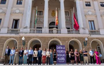 Un momento del respetuso acto este viernes en la capital gaditana