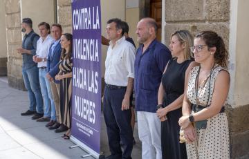 Autoridades encabezadas por el alcalde en el respetuoso acto ante la puerta del Ayuntamiento