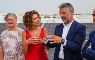 Montero con el alcalde de Rota en el acto de visita a la localidad gaditana de este lunes