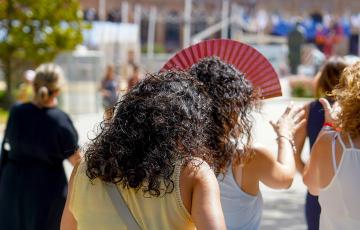 Mujeres se protegen del calor en una imagen de archivo