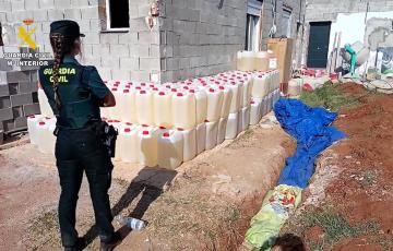 Garrafas de gasolina para narcolanchas halladas en una finca en Chiclana de la Frontera.