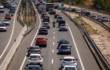 Colas de vehículos en una autovía