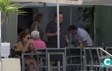 Gaditanos y visitantes consumen en la terraza de un establecimiento en Cádiz. 