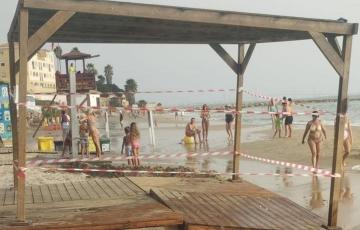 Daños en una pasarela de una playa de El Puerto de Santa María debido al fuerte oleaje